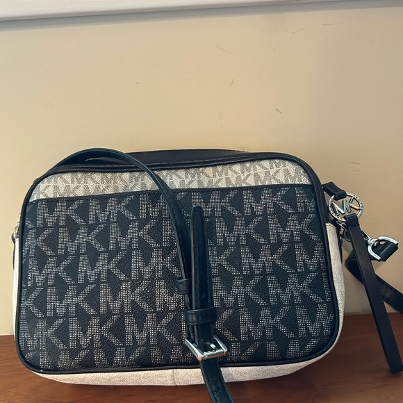 Michael Kors Jet Set Signature Messenger Crossbody - Picture 2 of 6